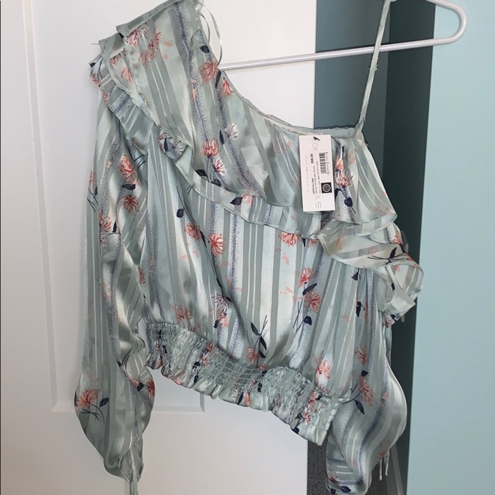 One shoulder shirt